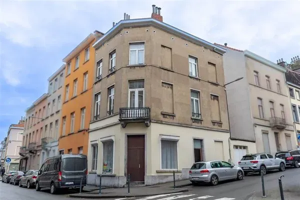 Spacious 2-Bed Apartment in Schaarbeek's Botanique/Sainte-Marie District - Image 2