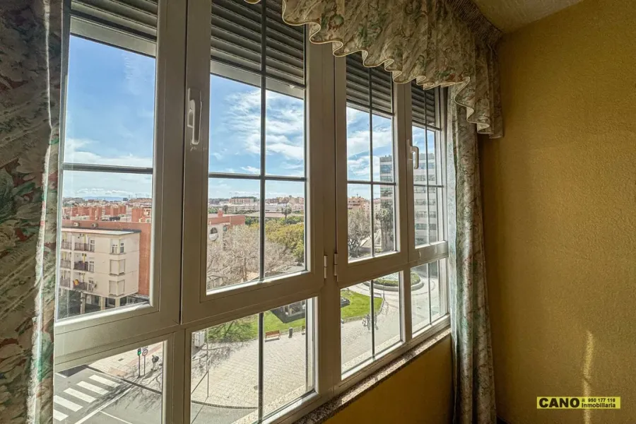 Spacious 4-Bedroom Apartment in Almería with Elevator for Sale - Image 3