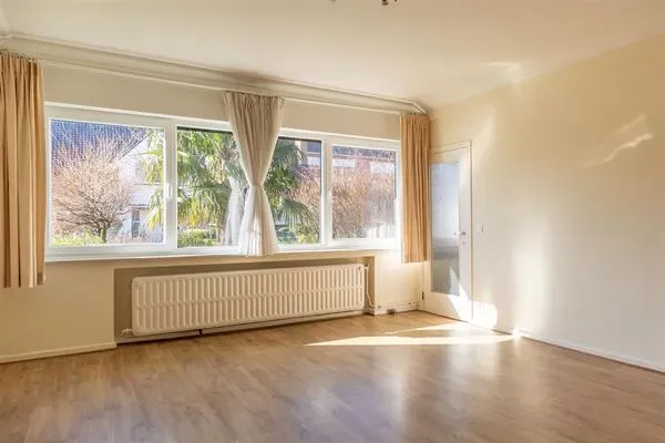 Spacious Apartment with Garage, Quiet Location Near Uccle Amenities - Image 1