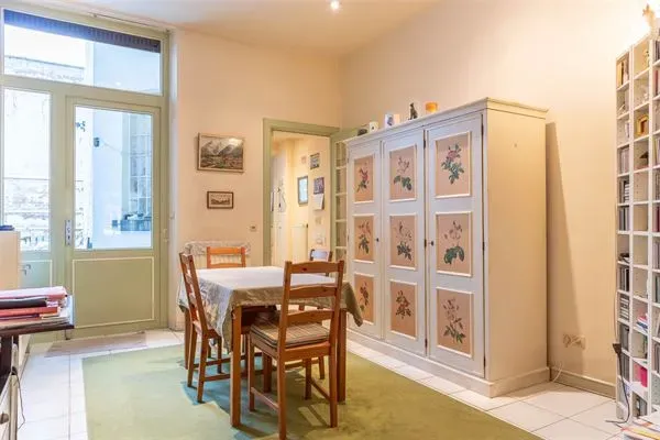 Charming 1-Bedroom Apartment with Terrace in Saint-Gilles, Belgium - Image 3