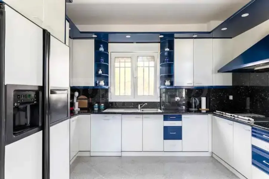 Luxury Coastal Estate Near Thessaloniki – 5 Bedrooms, Fully Furnished - Image 3