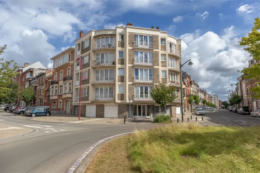 Renovated Corner Apartment with Balcony – Uccle Border, Vorst - Image 4