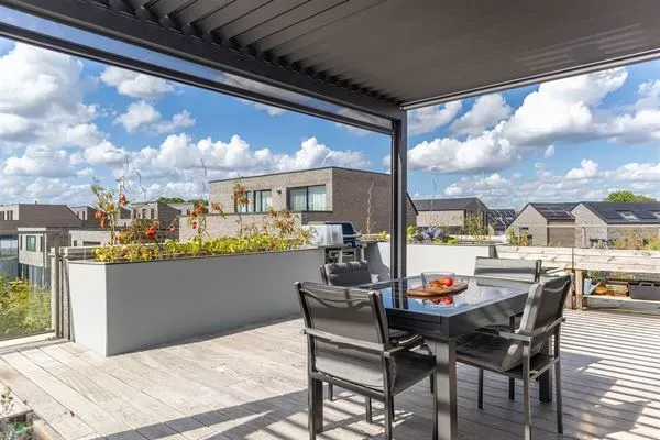 Spectacular Canal-Side Penthouse: 3 Min to Station, Stunning Views - Image 1