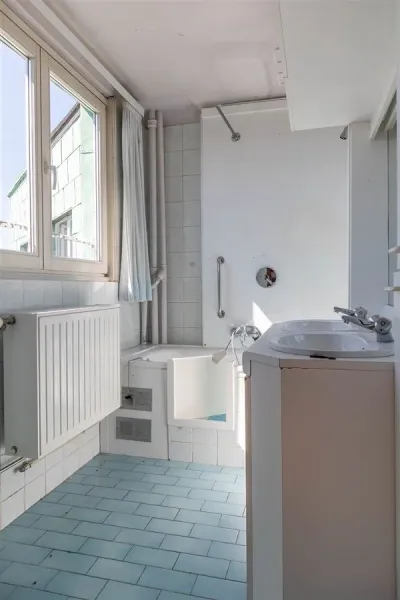 Top Floor Apartment with Stunning Views in Forest – 3 Bedrooms - Image 3