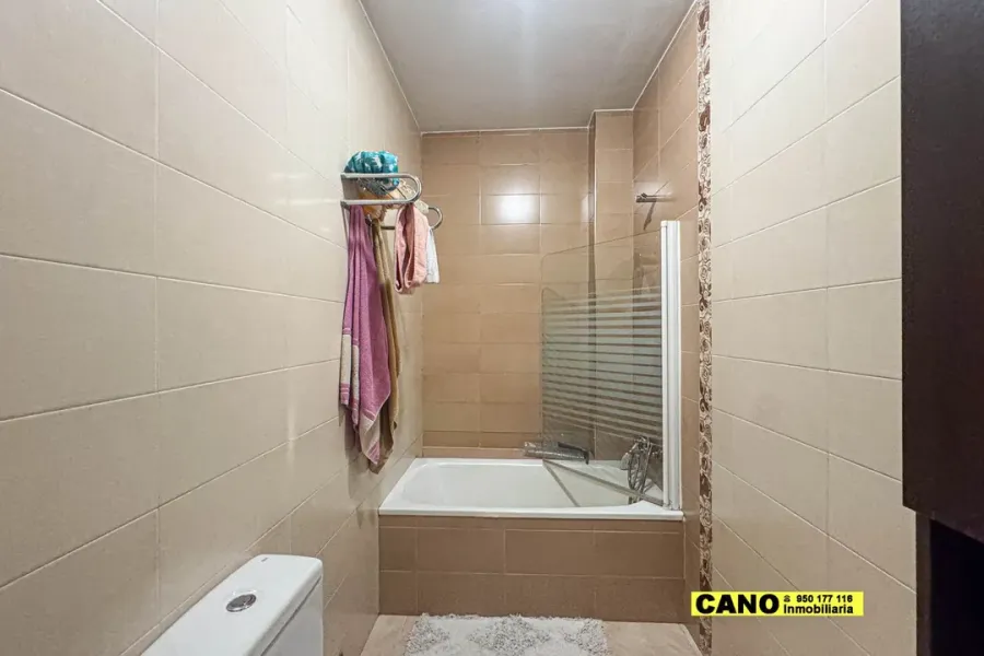 Spacious 3-Bedroom Apartment with 2 Bathrooms in Roquetas de Mar - Image 2