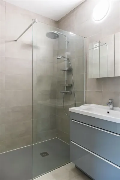 Spacious Apartment with Garage, Quiet Location Near Uccle Amenities - Image 5