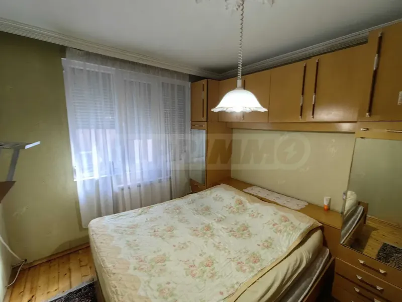 Spacious 2-Bed Apartment w/ Garage & Garden - Image 1