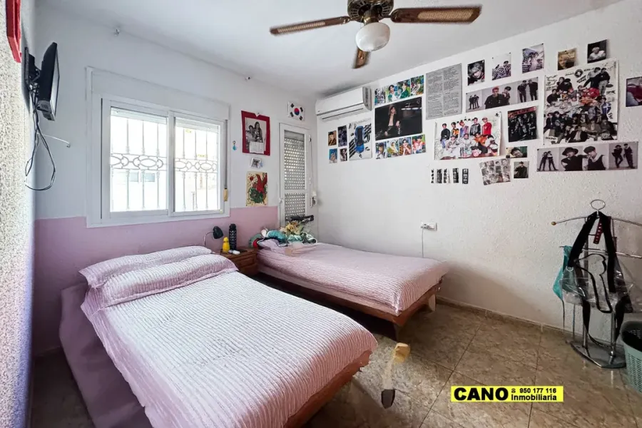 Spacious 4-Bedroom Apartment in Central Almería - Ready to Move In - Image 3