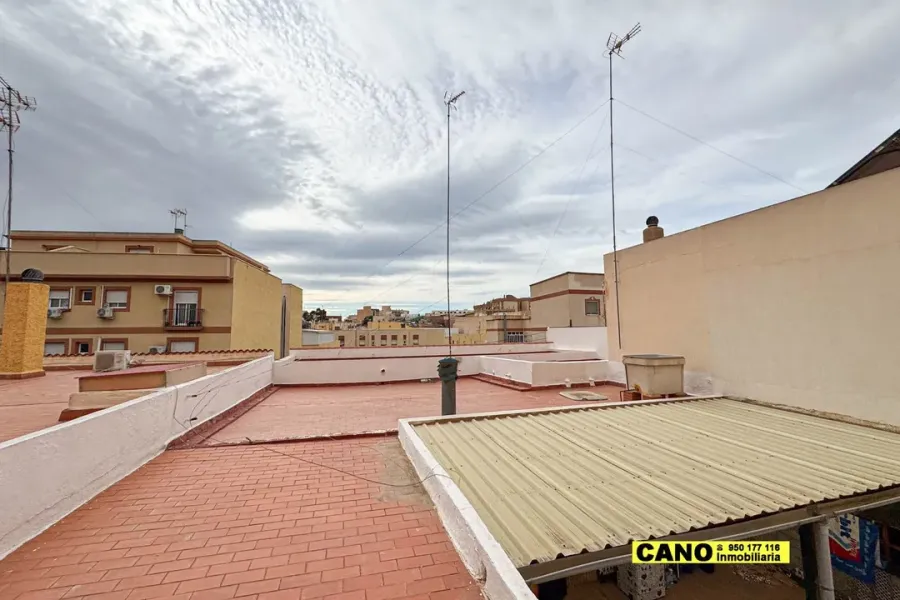 Spacious 4-Bedroom House in Viator with Porch and Garden for Sale - Image 3