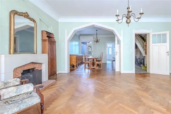 Elegant 1920s Mansion with Six Bedrooms in Etterbeek, Brussels - Image 2