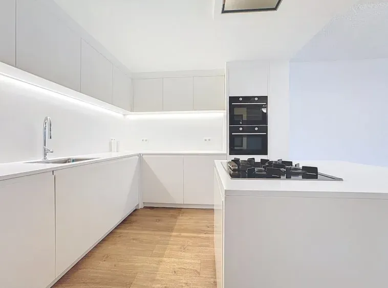 Spacious 4-Bedroom House with Garage in Prime Uccle Location - Image 3