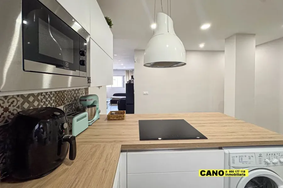 Spacious, Renovated Apartment with Stunning Sea Views in Almería - Image 1