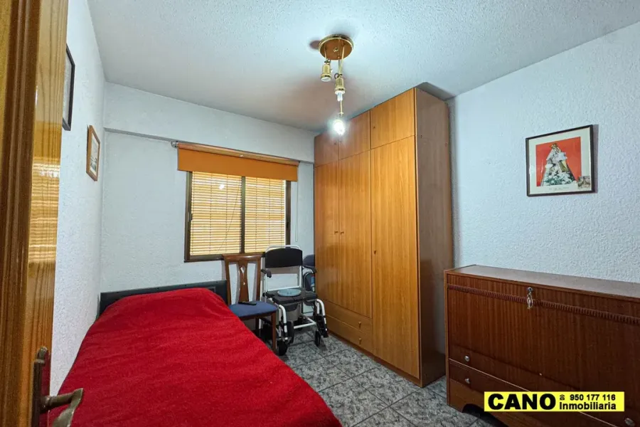 Spacious 3-Bedroom Apartment with Terrace in Viator, Spain - Image 4