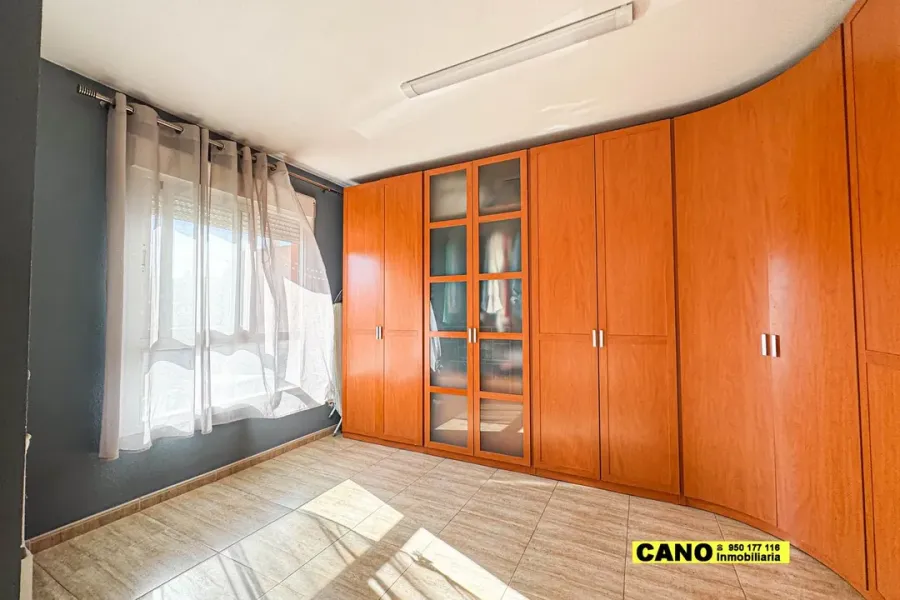 Spacious 4-Bedroom Triplex Apartment in El Ejido, Spain - Image 3