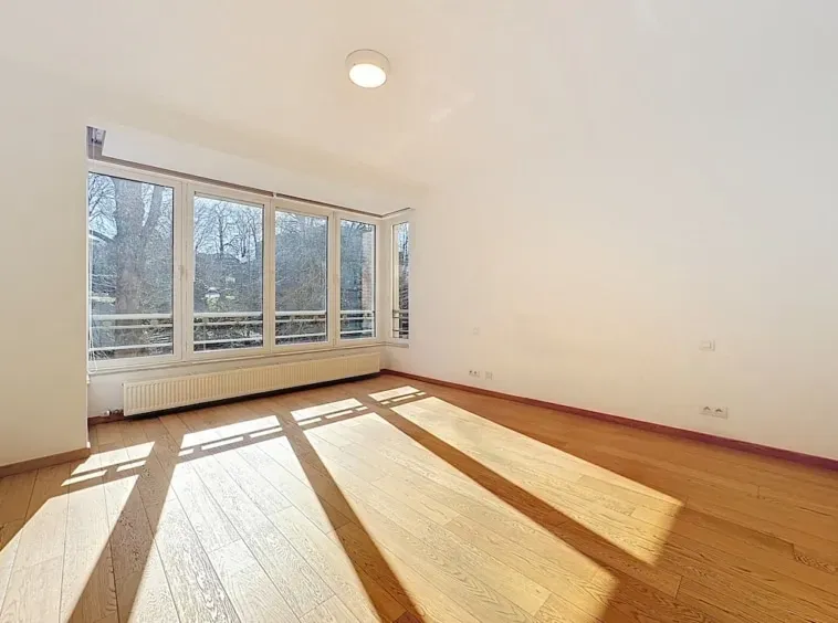 Spacious 4 Bedroom Duplex with Terrace & Parking in Brussels - Image 5