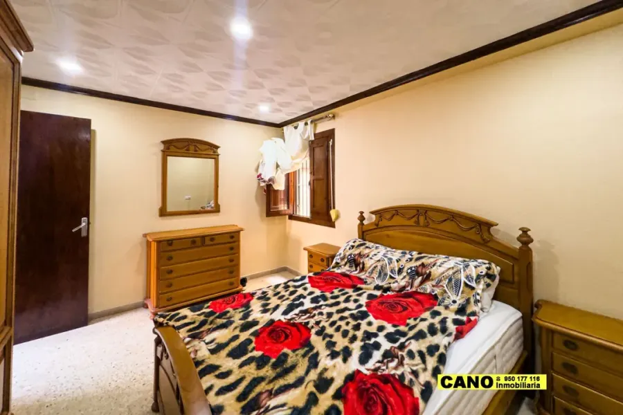 Spacious 4-Bedroom Apartment in Sunny Roquetas de Mar, Spain - Image 5