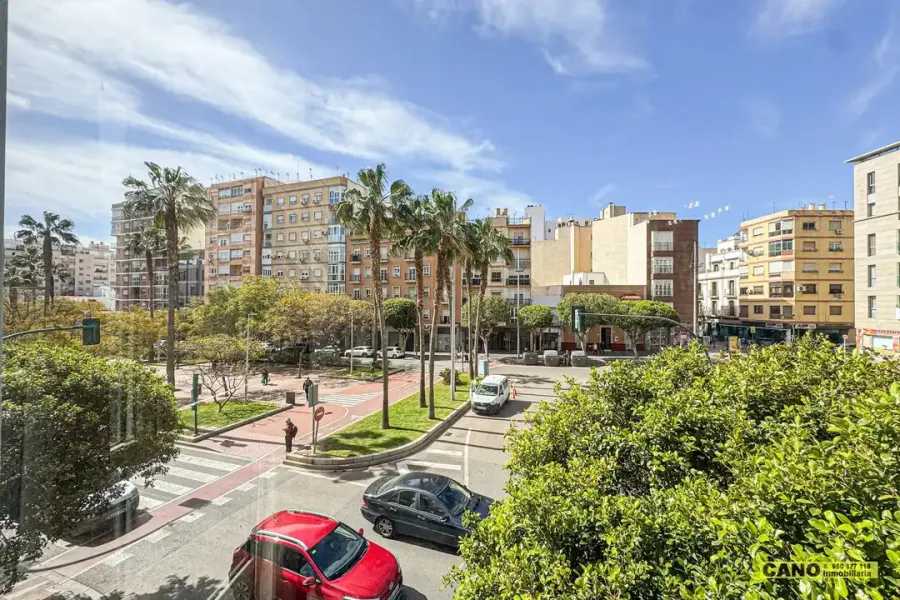 Spacious 4-Bedroom Apartment with Lift in Prime Almería Rambla Location - Image 2