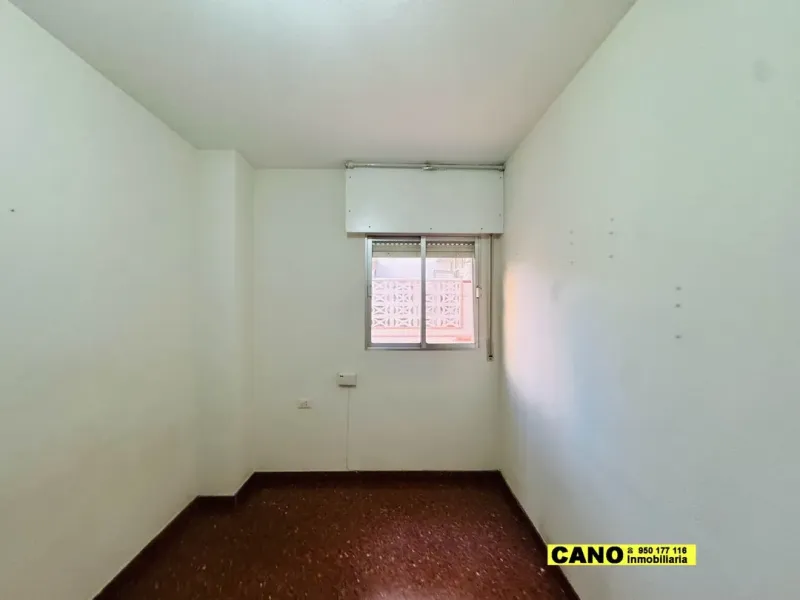 Spacious 4-Bedroom Apartment with Terrace in Almería, Spain - Image 1