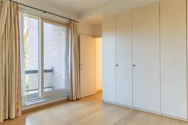 Spacious 3-Bedroom Apartment with Terrace in Quiet Ukkel Location - Image 4