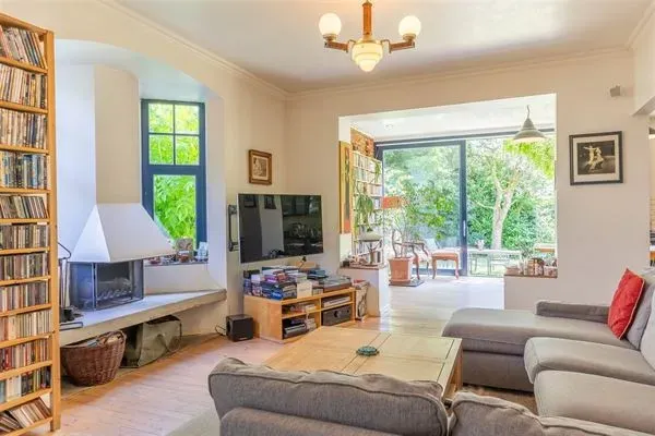 Art Deco Villa in Fort-Jaco – 5 Bedrooms, Green Oasis, 250m² - Image 4