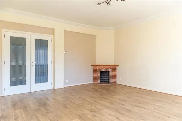 Spacious Apartment with Garage, Quiet Location Near Uccle Amenities - Image 3