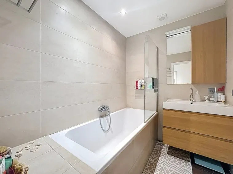 Bright 2-Bedroom Apartment with Terrace in Ixelles, Brussels - Image 3