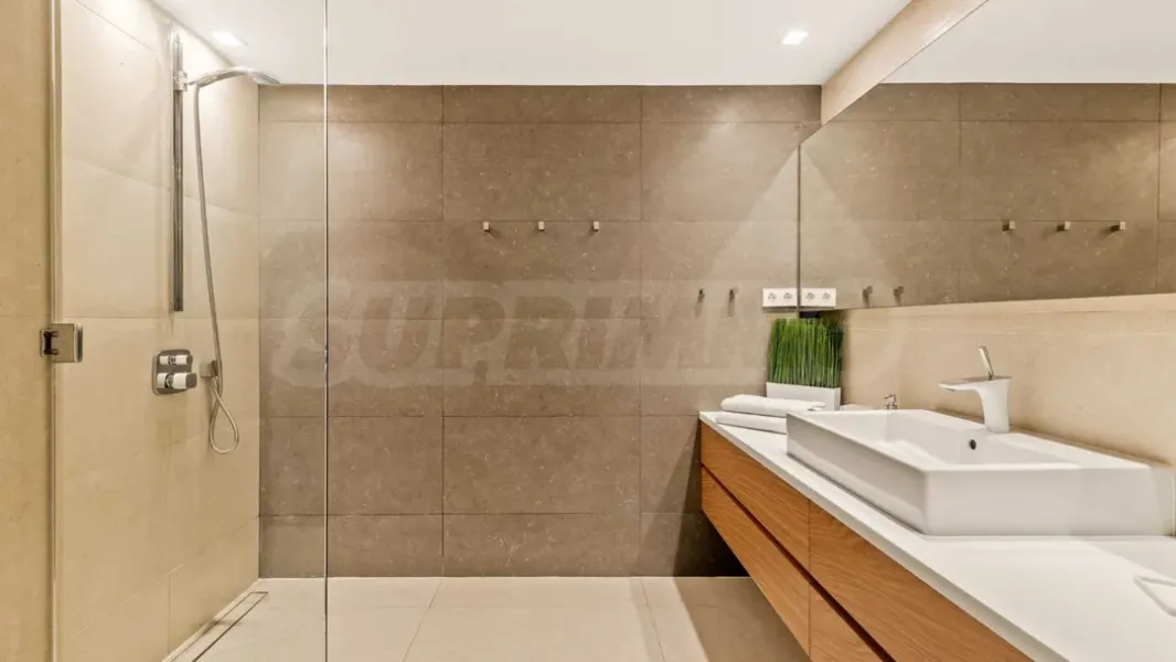 Luxury Marbella Villa - Oceanfront Paradise - Image 3