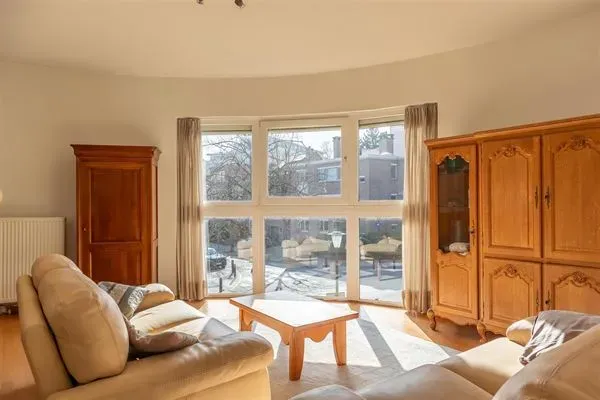 Spacious 4-Bedroom House with Rooftop & Parking in Ukkel - Image 5