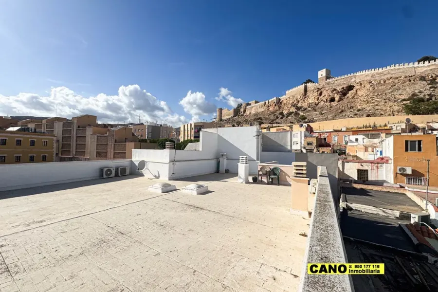 Spacious 4-Bedroom Apartment in Central Almería - Ready to Move In - Image 1