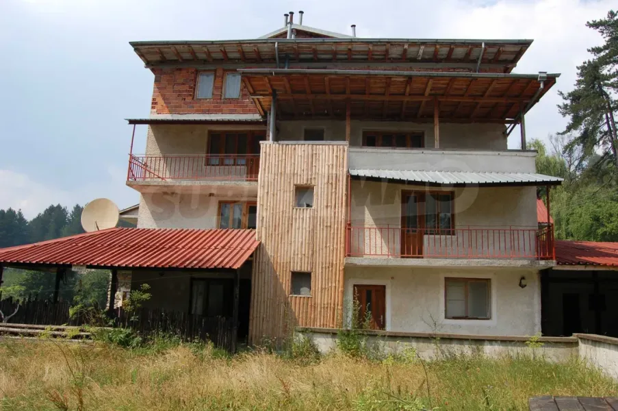Spacious Villa with Mineral Springs and Building Potential in Pirin Mountain - Image 2