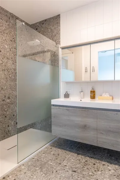 Spectacular Canal-Side Penthouse: 3 Min to Station, Stunning Views - Image 5