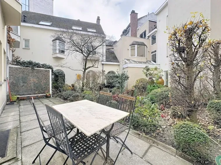 Spacious 3-Bedroom House with Outdoor Space in Brussels' Sablon - Image 3