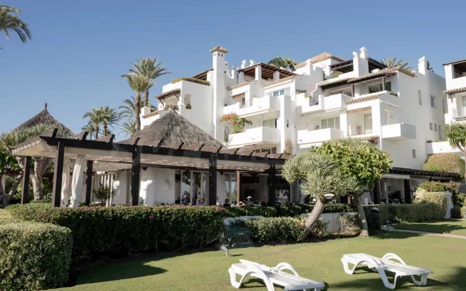 First-Line Beach Penthouse with Stunning Sea Views in Estepona - Image 5