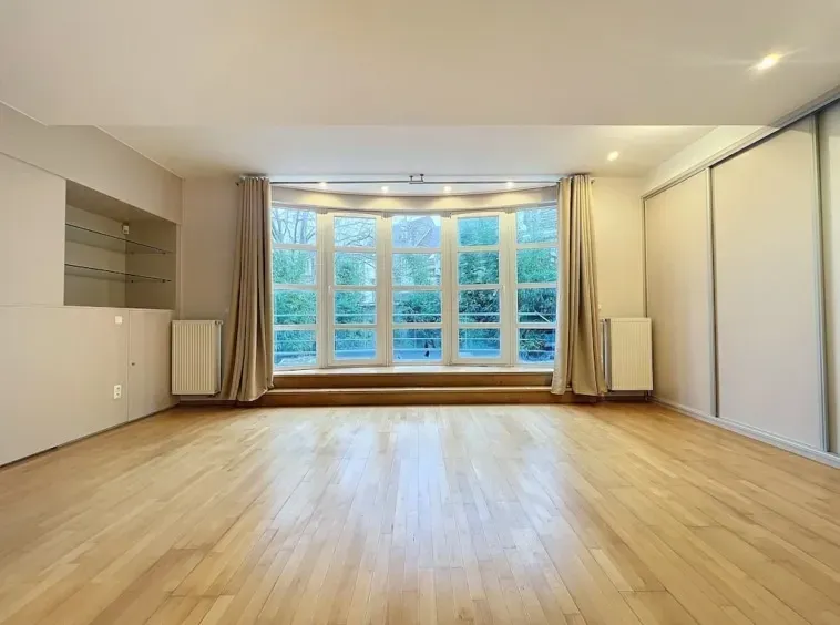 Spacious Brussels Triplex with Terraces – 4 Bedrooms, Central Location - Image 1