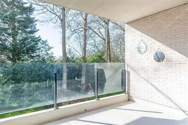 South-Facing Terrace, Parking & Modern Amenities in Ukkel Apartment - Image 3