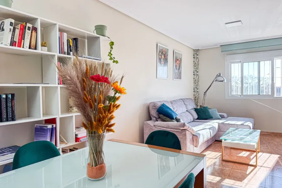 Spacious 3-Bedroom Apartment in Almería with Terrace & Garage - Image 1