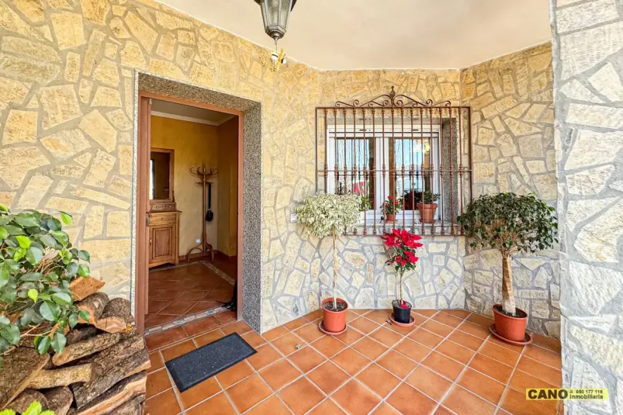 Spacious 4 Bedroom Chalet with Land in Tranquil Berja, Spain - Image 2