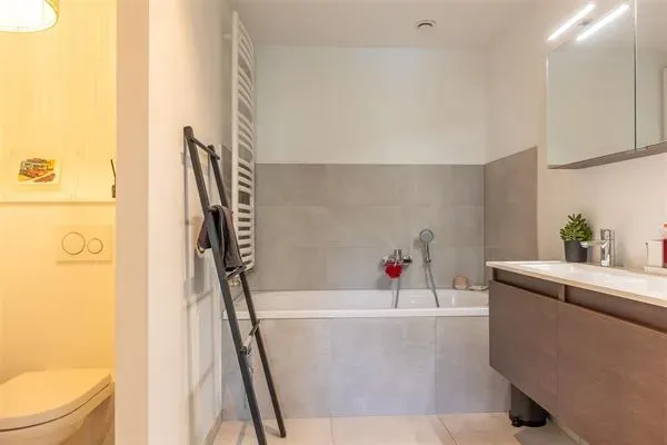 South-Facing Terrace, Parking & Modern Amenities in Ukkel Apartment - Image 4