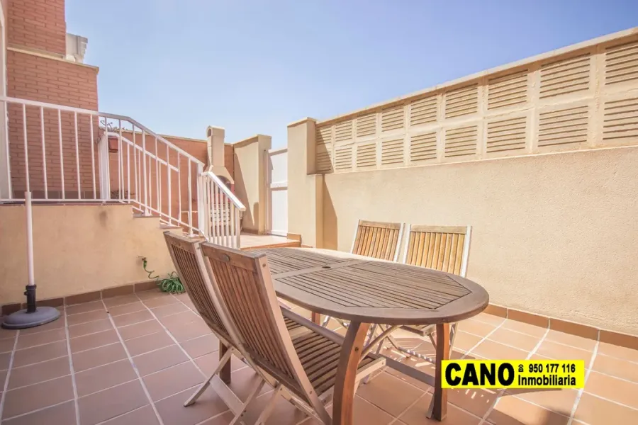 Spacious Triplex in Villablanca, Almería - 5 Bedrooms, 3 Bathrooms - Image 5