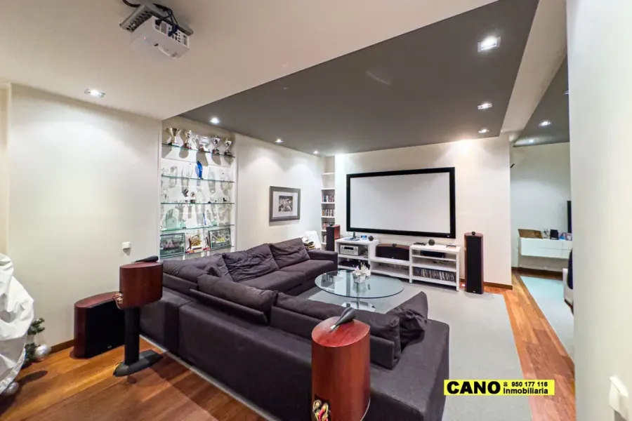 Luxury Chalet in Almería Center with Elevator & Garage - Image 1