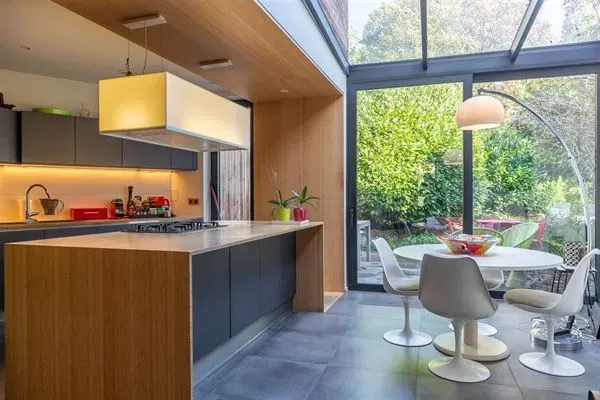 Uccle Border Townhouse: Four Bedrooms, Authentic Charm & Heritage. - Image 4