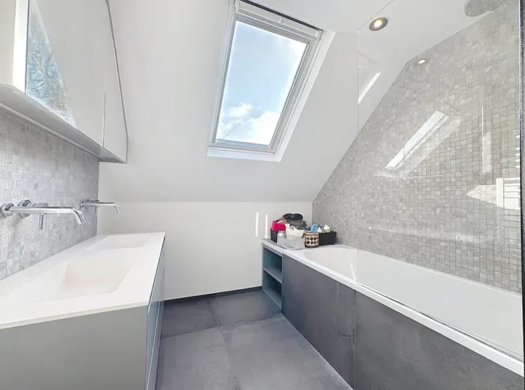 Spacious 4-Bedroom House with Garage in Prime Uccle Location - Image 1