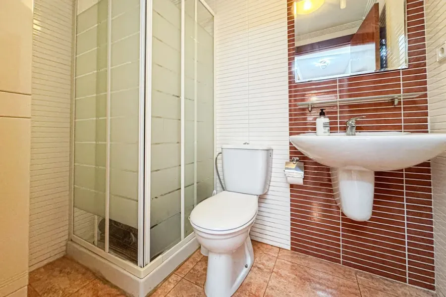 Spacious 3-Bedroom Apartment in Almería with Terrace & Garage - Image 4