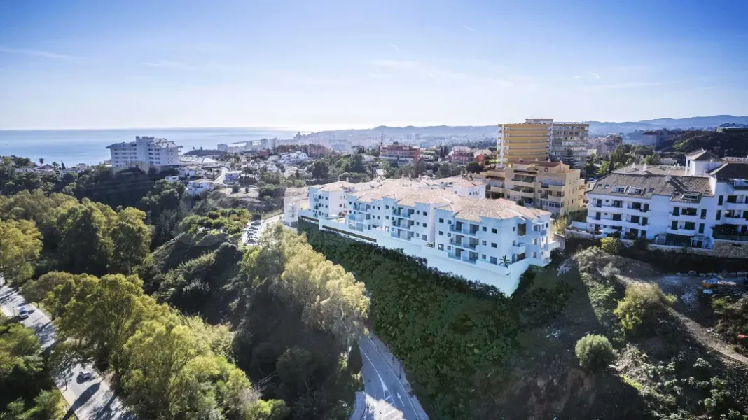 Modern 3BR Apartment in Fuengirola, Spain - Image 2