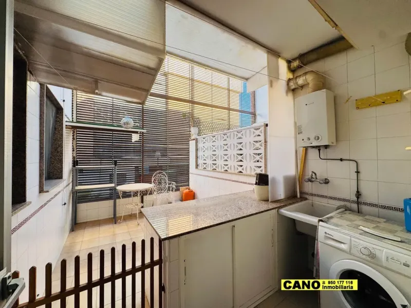 Spacious 4-Bedroom Apartment with Terrace in Almería, Spain - Image 5