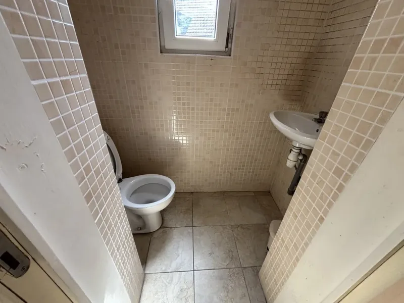 Spacious 4-Bedroom Apartment in Brussels with Historic Charm - Image 4