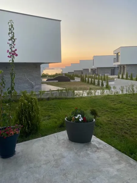 Spacious Beach House with Stunning Sea Views - Image 2