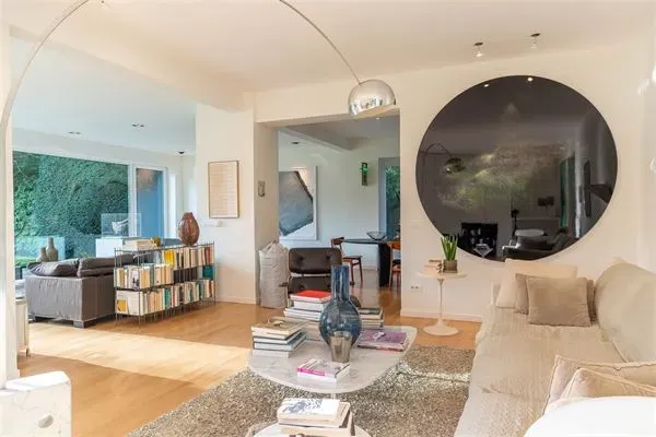 South-Facing Villa with Five Bedrooms and Garden in Ukkel - Image 1