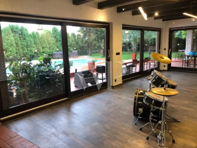 Spacious House with Pool and Terrace in Belgrade, 5 Bedrooms - Image 1