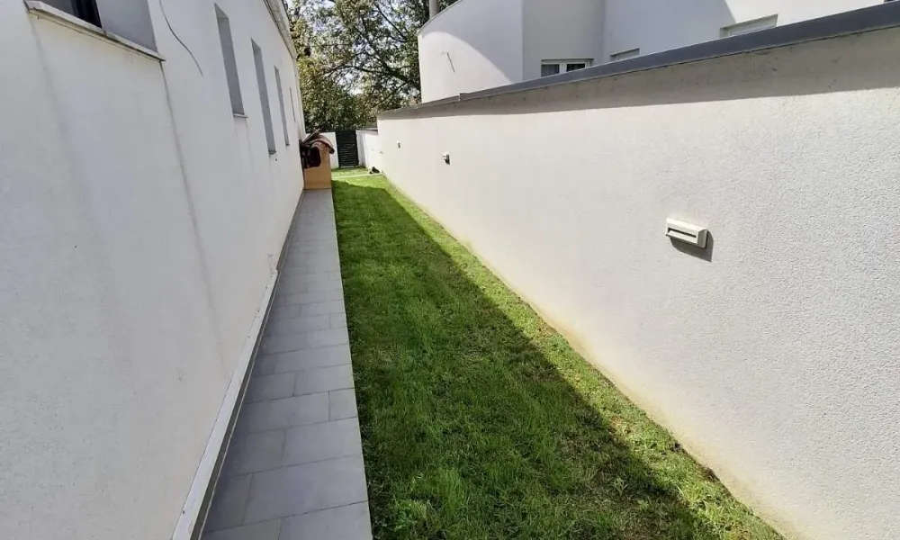 Spacious 4-Bedroom House with Garden and Garage in Novi Beograd - Image 3